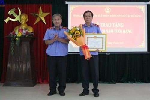 Trao Huy hiệu 30 năm tuổi Đảng cho Phó Viện trưởng VKSND cấp cao tại Đà Nẵng