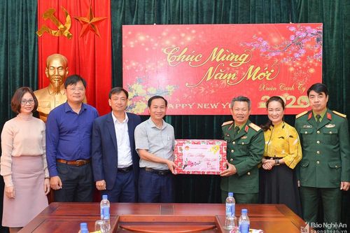 Lãnh đạo Quân khu 4 thăm và chúc Tết Báo Nghệ An
