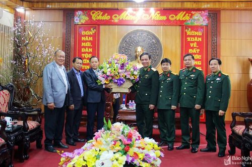 Lãnh đạo tỉnh Xiêng Khoảng thăm, chúc Tết Quân khu 4