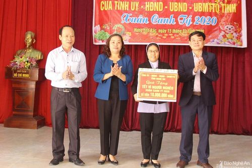 Đoàn công tác của tỉnh chúc Tết các đơn vị và cá nhân tại huyện Hưng Nguyên