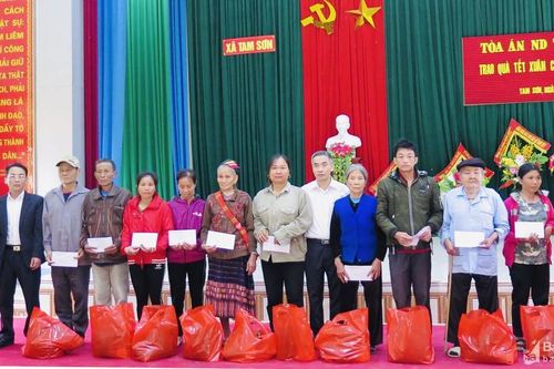 Nhiều đơn vị, địa phương tặng quà Tết người nghèo Xuân Canh Tý