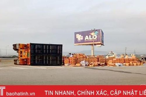 Container chở chuối bị lật nghiêng tại 'ngã tư tử thần' ở Hà Tĩnh