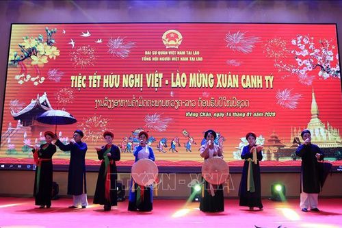 Ấm cúng Tết Hữu nghị Việt-Lào