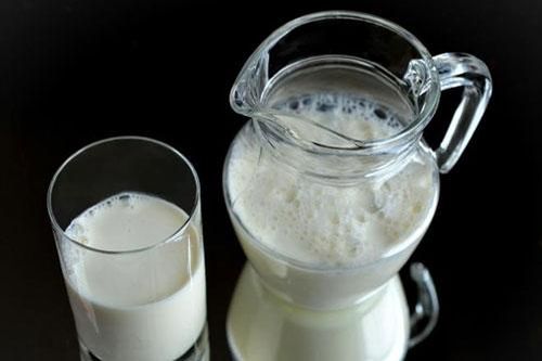 Tại sao bạn không nên uống sữa bò tươi nguyên chất?