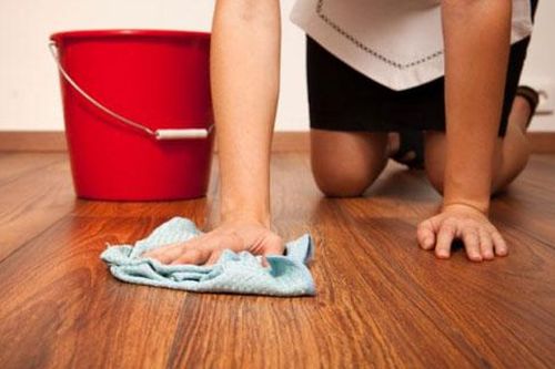 Sàn gỗ sạch bong như mới chỉ cần dùng thứ nguyên liệu giá chưa tới 10 nghìn nhà nào cũng có