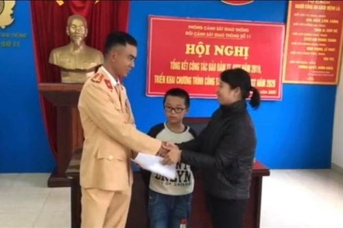 Bé trai 8 tuổi lạc trên cao tốc do mải chơi quên lên xe đưa đón học sinh