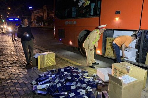 Bất ngờ khi kiểm tra 2 thùng ghi 'đồ thờ cúng' trên ô tô khách