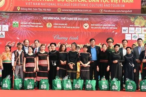 'Góp tình - trao Tết' cùng người nghèo ăn Tết