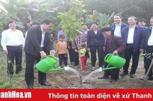Bộ trưởng Bộ NN&PTNT Nguyễn Xuân Cường thăm, tặng quà tại huyện Thường Xuân