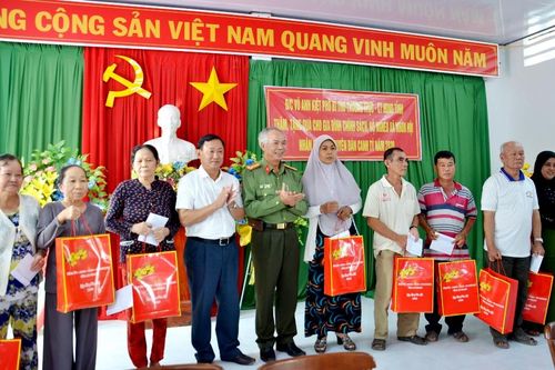 Phó Bí thư Thường trực Tỉnh ủy Võ Anh Kiệt chúc Tết lực lượng vũ trang đóng quân trên địa bàn huyện An Phú