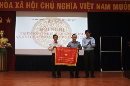 Sở Lao động – Thương binh và Xã hội An Giang nhận Cờ thi đua của Bộ Lao động – Thương binh và Xã hội