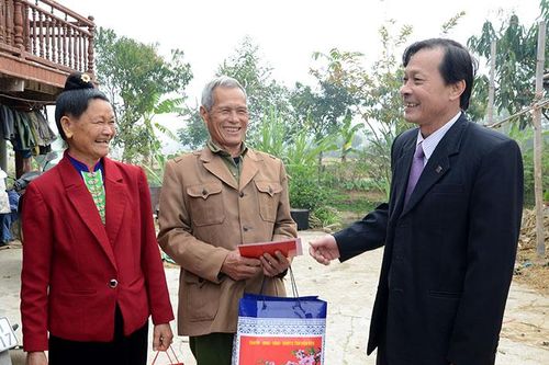Phó Chủ tịch HĐND tỉnh Lê Trọng Khôi chúc tết các đơn vị, gia đình chính sách huyện Điện Biên