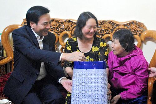 Bí thư Tỉnh ủy Trần Văn Sơn thăm, chúc tết gia đình chính sách TP. Điện Biên Phủ