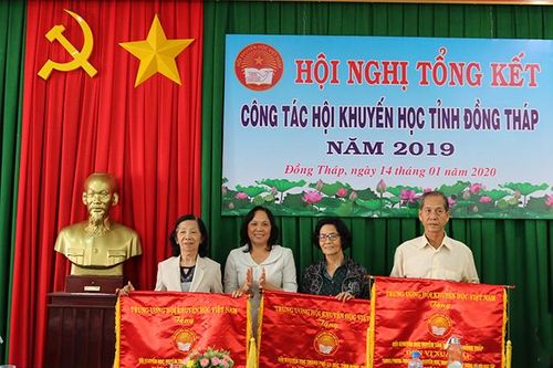 Hội Khuyến học các cấp trao 112 ngàn suất học bổng, quà giúp học sinh nghèo
