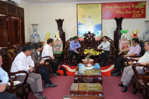 Lãnh đạo Tập đoàn Công nghiệp cao su Việt Nam thăm, chúc tết Thường trực Tỉnh ủy