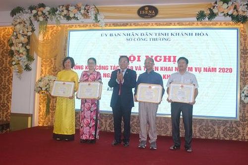 Phấn đấu tăng trưởng về công nghiệp, xuất khẩu và ổn định thị trường hàng hóa