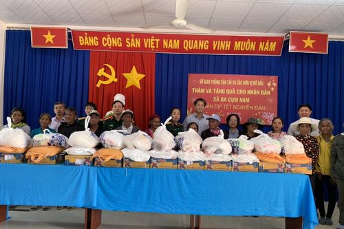 Thăm tặng 879 suất quà Tết cho các hộ gia đình xã Ba Cụm Nam