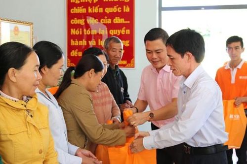 SHB chi nhánh Khánh trao 80 suất quà Tết cho người dân xã Ninh Tân