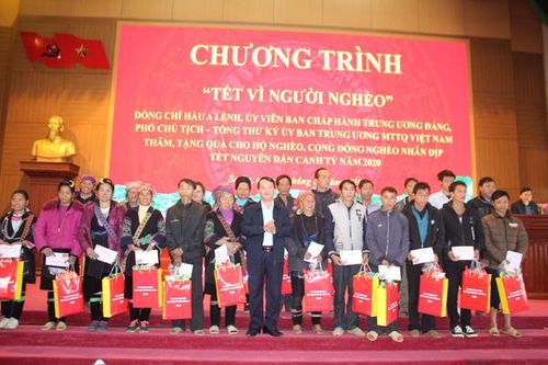 Phó Chủ tịch Ủy ban Trung ương MTTQ Việt Nam Hầu A Lềnh tặng quà tết tại Lào Cai