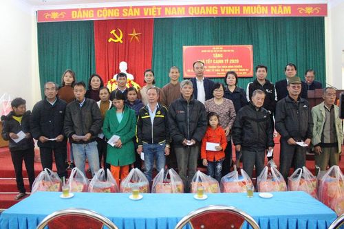 Trao 300 suất quà Tết tại Hạ Hòa, Thanh Ba và Đoan Hùng