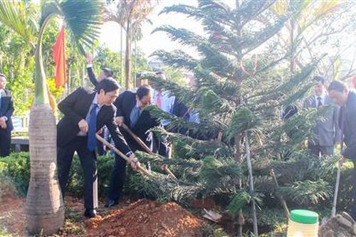 Bộ trưởng Bộ Nội vụ và lãnh đạo tỉnh dâng hương tưởng niệm Phó Thủ tướng Trần Hữu Dực