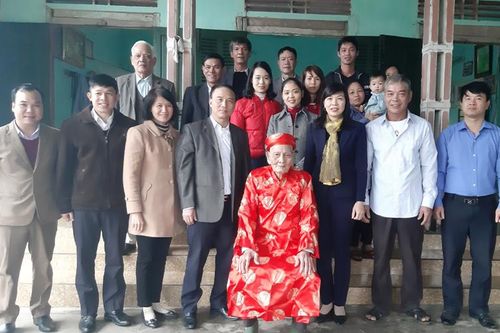 Trao thiếp mừng thọ của Chủ tịch nước cho người cao tuổi