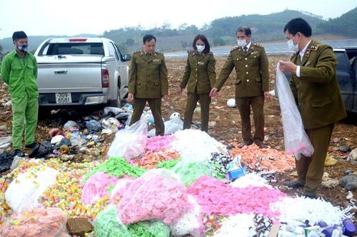 Tiêu hủy gần 1 tấn hàng hóa không rõ nguồn gốc