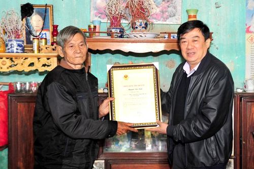 Đồng chí Phó Bí thư Thường trực Tỉnh ủy tặng quà người cao tuổi