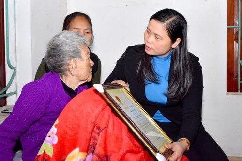 Đồng chí Phó Trưởng đoàn chuyên trách Đoàn ĐBQH tỉnh chúc tết người cao tuổi, gia đình chính sách, hộ nghèo