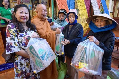 Tặng hơn 1.000 phần quà Tết tại Gia Lai, Hải Phòng