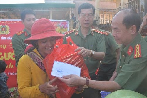 Bà con nghèo Buôn Đôn đón nhận quà Tết