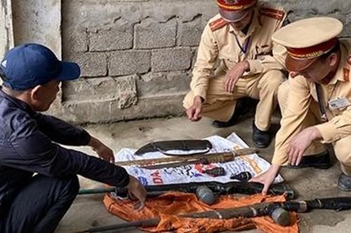 Giao nộp vũ khí, vật liệu nổ, công cụ hỗ trợ