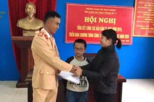 CSGT giúp bé trai lớp 2 lạc trên Đại lộ Thăng Long về với gia đình