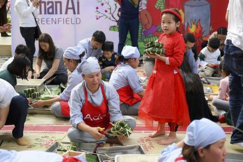 Học sinh Hà thành tự gói bánh chưng, quyên góp từ thiện dịp Tết cổ truyền