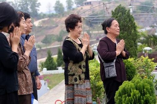 Chùm ảnh: Người dân tảo mộ sớm, mời tổ tiên về đón Tết Canh Tí