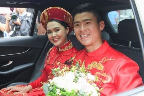 Trung vệ Duy Mạnh 'múa quạt' trong đám hỏi