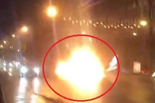 Ôtô bốc cháy như đuốc giữa đường trong đêm