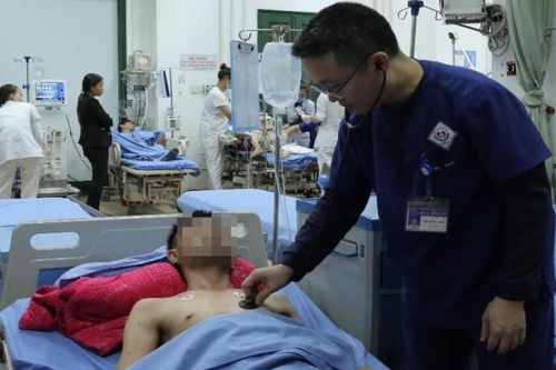 Người đàn ông suýt chết vì uống rượu ngâm hạt cau khô