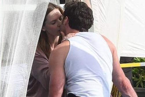 Hugh Jackman hôn đả nữ 'Nhiệm vụ bất khả thi', nghi ngoại tình