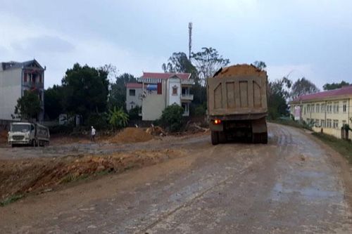 Ô nhiễm và mất an toàn vì xe chở đất