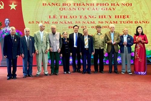 Quận Cầu Giấy trao tặng Huy hiệu Đảng đợt 3/2