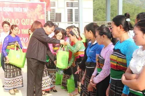 Mang quà Tết đến với đồng bào vùng thiên tai tỉnh Thanh Hóa
