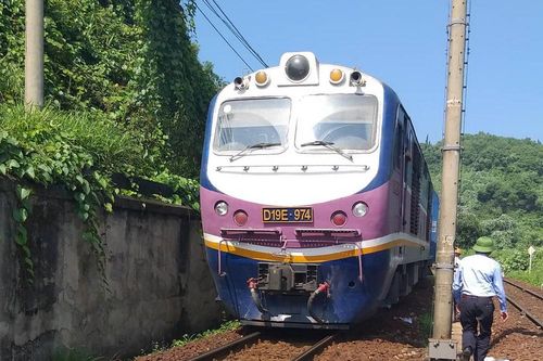Thông tuyến đường sắt sau sự cố tàu trật bánh trên đèo Hải Vân