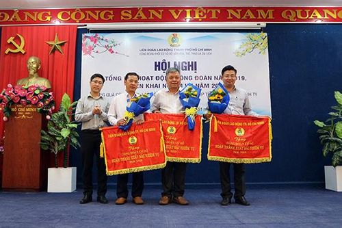 Công đoàn Khối cơ sở Bộ VHTTDL tặng quà CNLĐ hoàn cảnh khó khăn