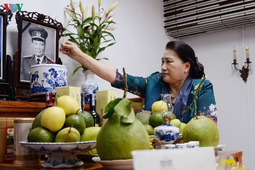 Chủ tịch Quốc hội thắp hương tưởng nhớ nguyên Lãnh đạo Đảng, Nhà nước
