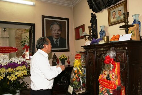 Phó Thủ tướng Trương Hòa Bình thăm gia đình các đồng chí nguyên lãnh đạo Đảng, Nhà nước