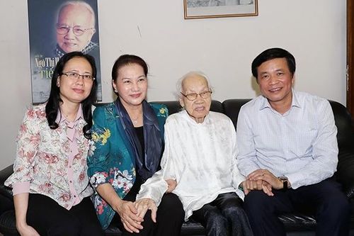 Chủ tịch QH Nguyễn Thị Kim Ngân thăm, chúc Tết gia đình các đồng chí nguyên lãnh đạo Ðảng, Nhà nước