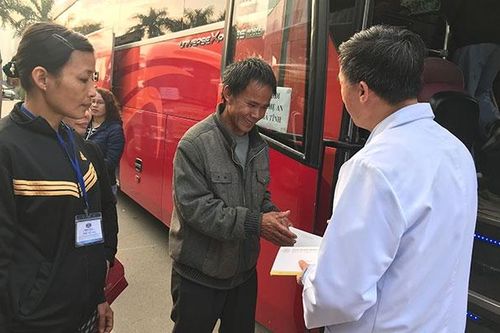 Đưa người bệnh ung thư về quê đón Tết Nguyên đán miễn phí