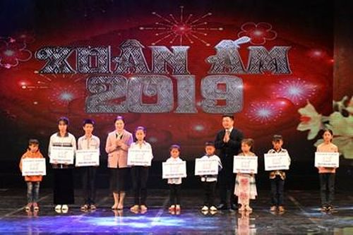 Chương trình 'Xuân ấm 2020' trao tặng nhà và học bổng tới nhiều hoàn cảnh khó khăn