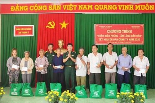 BĐBP Sóc Trăng trao quà Tết tặng người nghèo khu vực biên giới